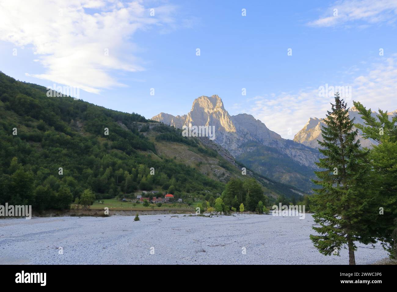 Vista panorámica de paisajes de montaña crudos desde los Alpes albaneses entre Theth y Valbona en Albania Foto de stock