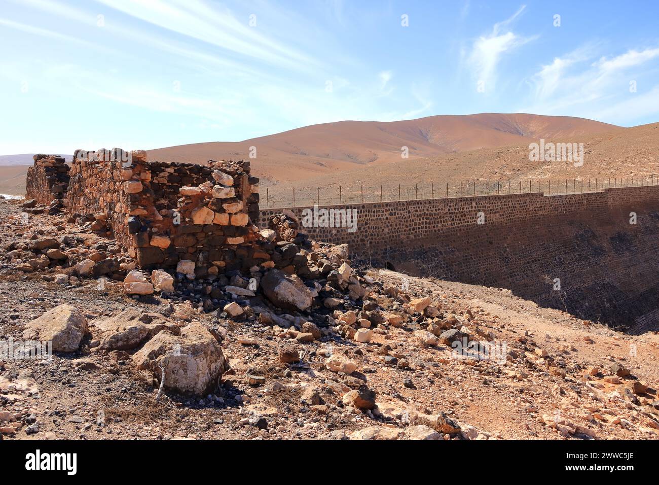 Embalse de los Molinos, Fuerteventura, Islas Canarias: Muro de presa del antiguo embalse Foto de stock