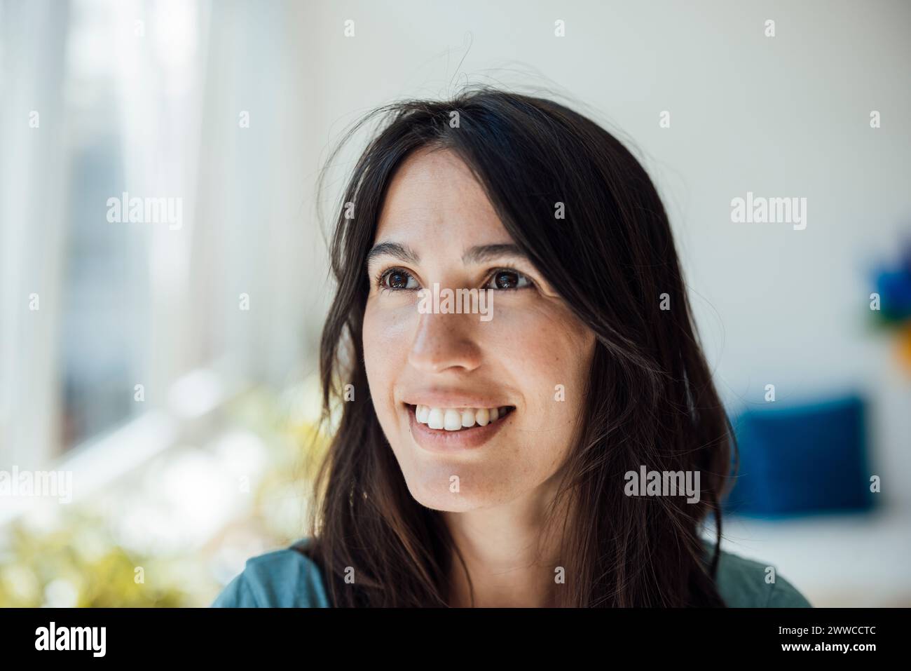 Mujer muy atenta y feliz en casa Foto de stock