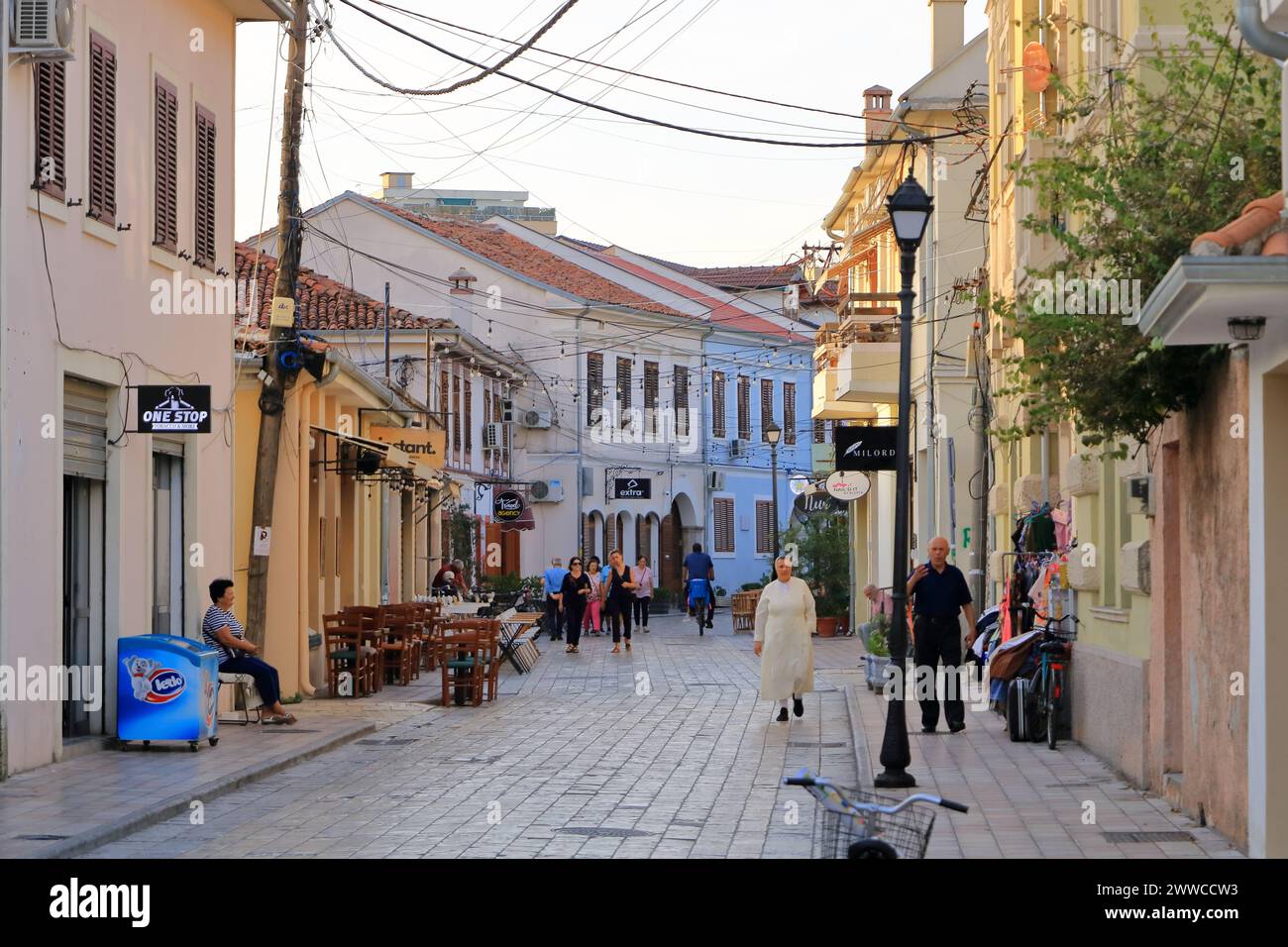 19 de septiembre de 2023 - Shkoder en Albania: Paisajes urbanos, gente en la calle durante el verano Foto de stock