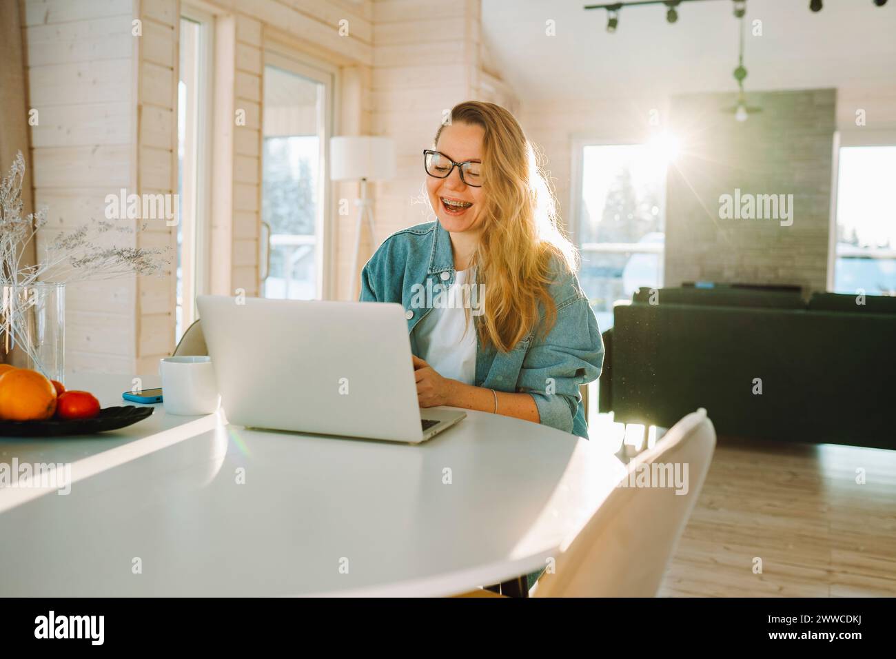 Freelancer feliz que tiene videollamada en el ordenador portátil en la oficina en casa Foto de stock