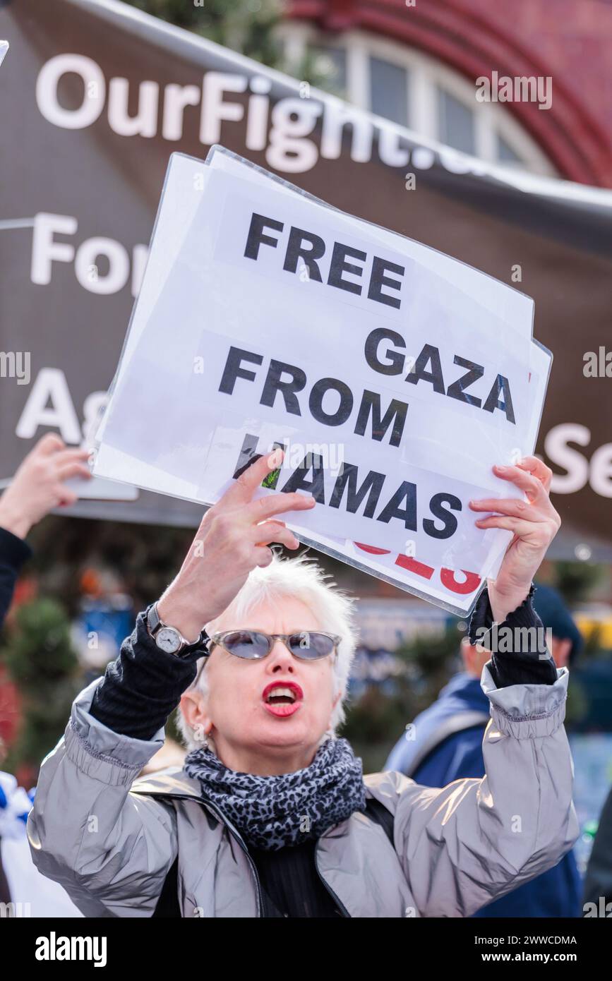 Camden, Londres, Reino Unido. 23 de marzo de 2024. En una contraprotesta formal pro-Israel / anti Hamás, un colectivo de residentes británicos preocupados y ciudadanos de todas las religiones que dicen 'basta' y se mantienen unidos contra el creciente odio en las calles de Londres. Organizada por el Proyecto Cadena Humana 7/10 en respuesta a casi 6 meses de marchas pro-palestinas, esta protesta pacífica y no provocativa, tiene como objetivo recuperar Londres, que se ha convertido en un área prohibida para los judíos y muchos otros, debido al discurso de odio, intimidación y violencia. Foto de Amanda Rose/Alamy Live News Foto de stock
