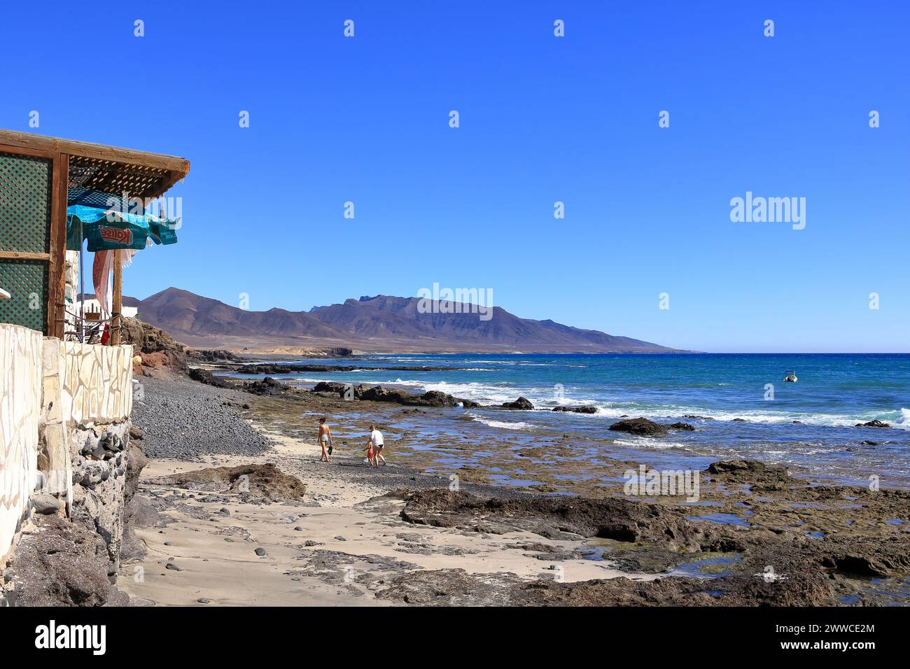 19 de noviembre de 2023 - Puerto de la Cruz, Jandía, Fuerteventura en España: La gente disfruta de la naturaleza cerca del pueblo pesquero Foto de stock