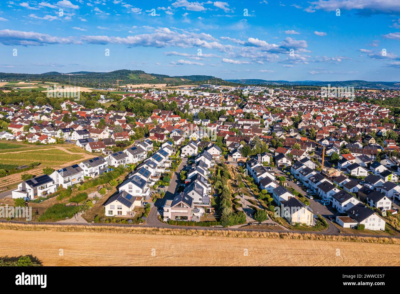 Alemania, Baden-Wurttemberg, Waiblingen, Vista aérea de la nueva zona de desarrollo con casas modernas de eficiencia energética Foto de stock