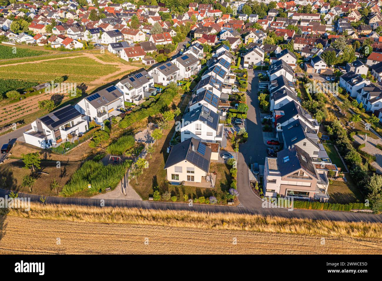 Alemania, Baden-Wurttemberg, Waiblingen, Vista aérea de la nueva zona de desarrollo con casas modernas de eficiencia energética Foto de stock