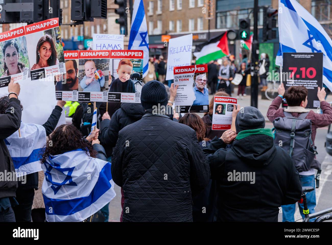 Camden, Londres, Reino Unido. 23 de marzo de 2024. En una contraprotesta formal pro-Israel / anti Hamás, un colectivo de residentes británicos preocupados y ciudadanos de todas las religiones que dicen 'basta' y se mantienen unidos contra el creciente odio en las calles de Londres. Organizada por el Proyecto Cadena Humana 7/10 en respuesta a casi 6 meses de marchas pro-palestinas, esta protesta pacífica y no provocativa, tiene como objetivo recuperar Londres, que se ha convertido en un área prohibida para los judíos y muchos otros, debido al discurso de odio, intimidación y violencia. Foto de Amanda Rose/Alamy Live News Foto de stock