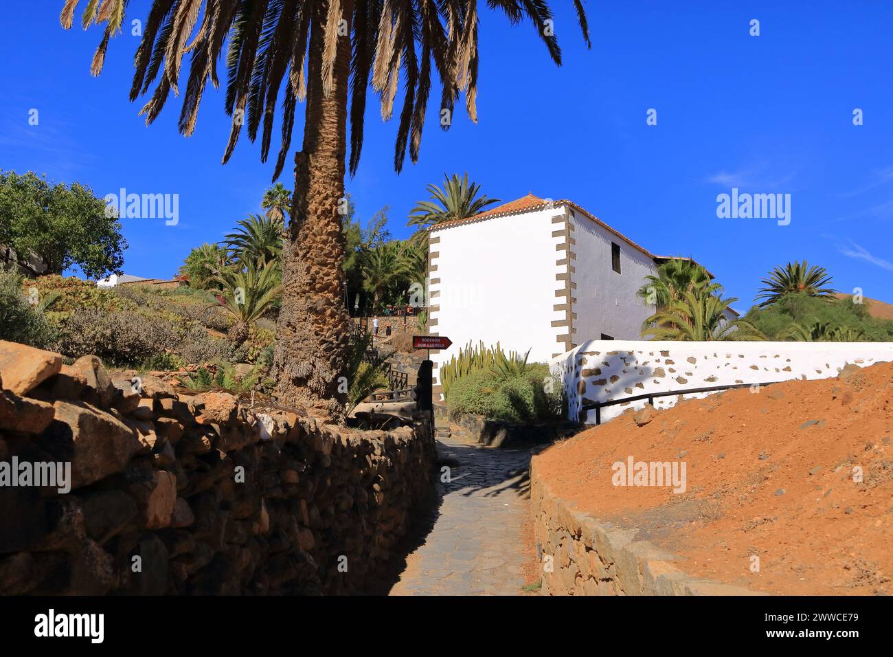 20 de noviembre de 2023 - Betancuria, Fuerteventura en España: Ajetreo y bullicio en el pequeño pueblo en el corazón de la isla Foto de stock