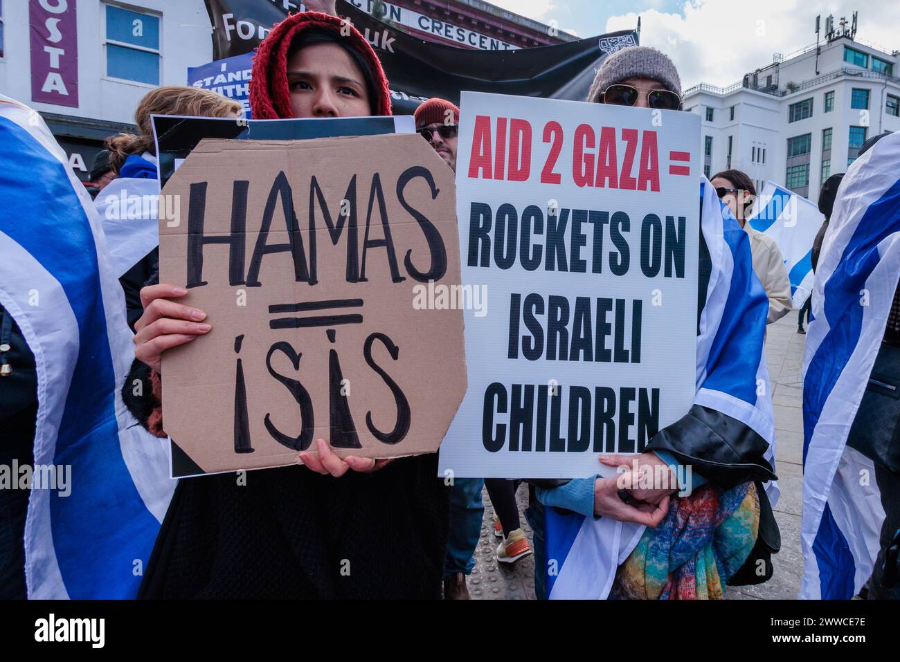 Camden, Londres, Reino Unido. 23 de marzo de 2024. En una contraprotesta formal pro-Israel / anti Hamás, un colectivo de residentes británicos preocupados y ciudadanos de todas las religiones que dicen 'basta' y se mantienen unidos contra el creciente odio en las calles de Londres. Organizada por el Proyecto Cadena Humana 7/10 en respuesta a casi 6 meses de marchas pro-palestinas, esta protesta pacífica y no provocativa, tiene como objetivo recuperar Londres, que se ha convertido en un área prohibida para los judíos y muchos otros, debido al discurso de odio, intimidación y violencia. Foto de Amanda Rose/Alamy Live News Foto de stock