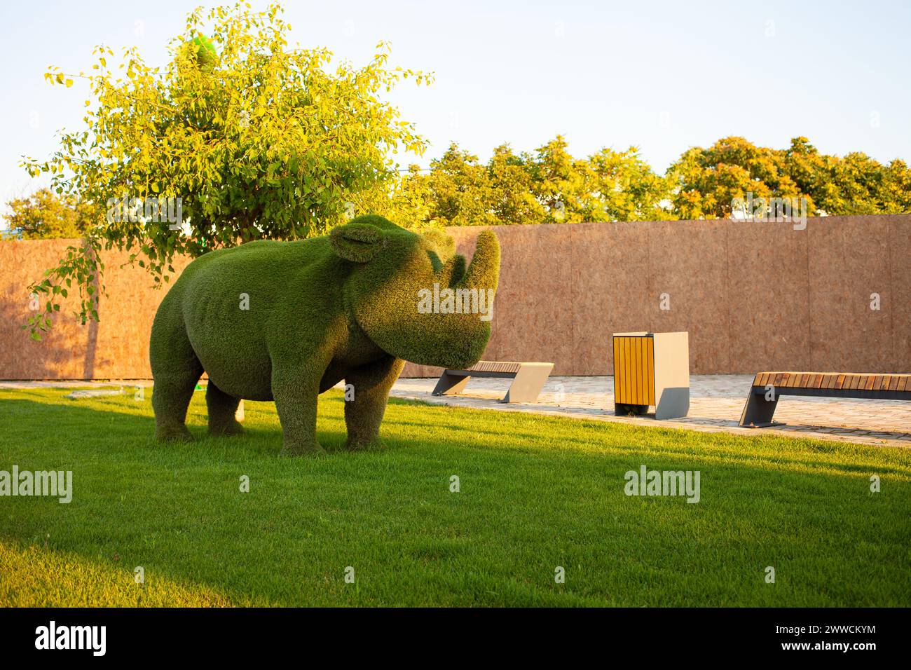 Hermoso rinoceronte hecho de hierba, diseño del paisaje, figuras de animales de arbustos. Césped cortado. de cerca Foto de stock
