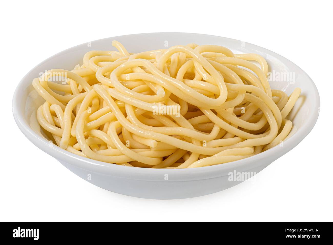 Espaguetis cocidos en un tazón de cerámica blanca aislado en blanco. Foto de stock