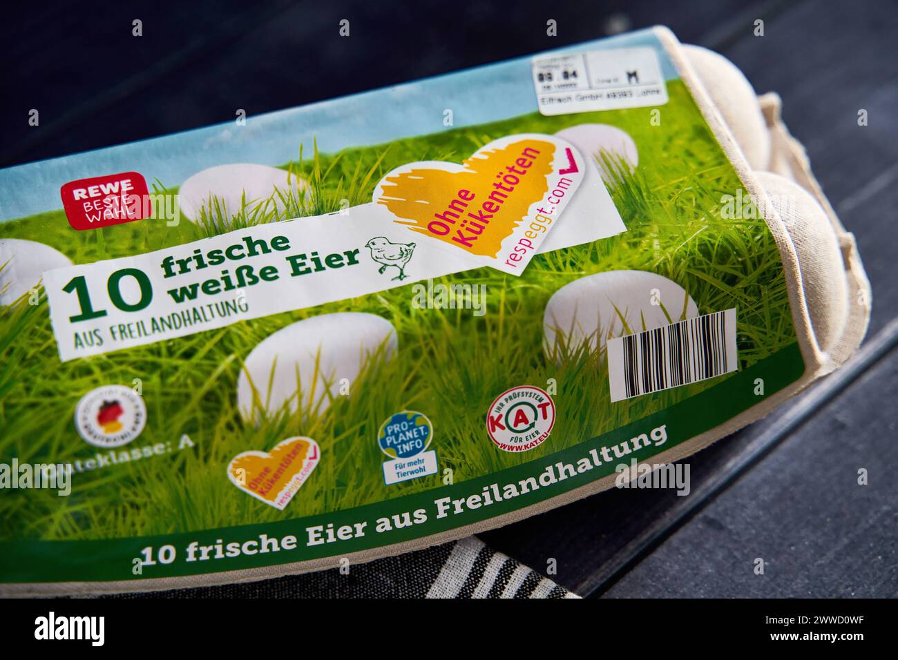 Augsburg, Bayern, Deutschland - 22 de März de 2024: Eine Packung weiße Eier aus Freilandhaltung von REWE ohne Kükentöten *** Un paquete de huevos blancos de REWE sin matar a los pollitos Foto de stock