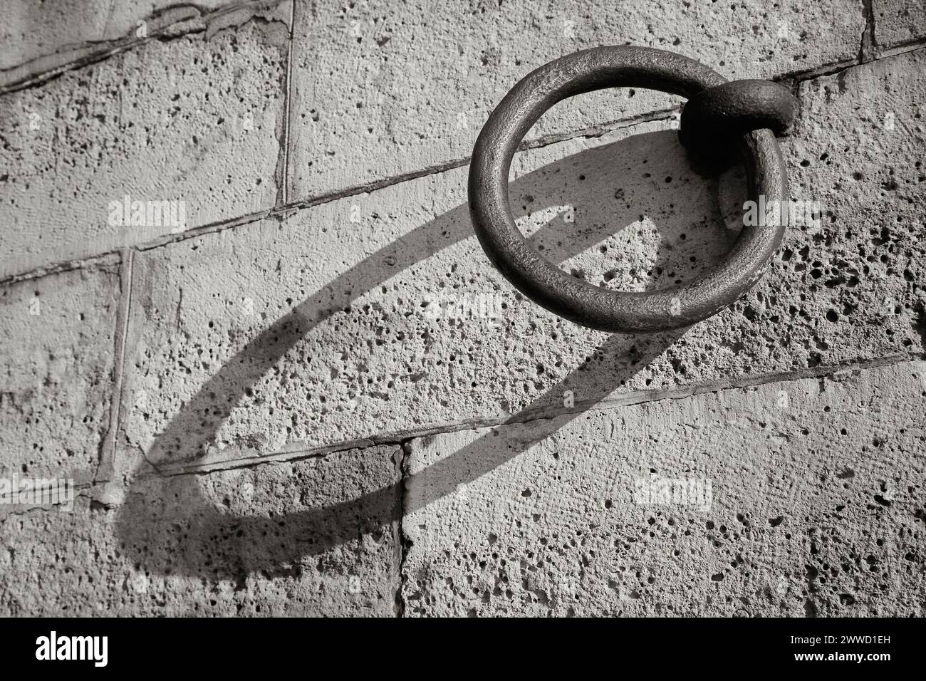 Anillo de hierro fundido en la pared de ladrillo cerca del río Sena París Francia Foto de stock