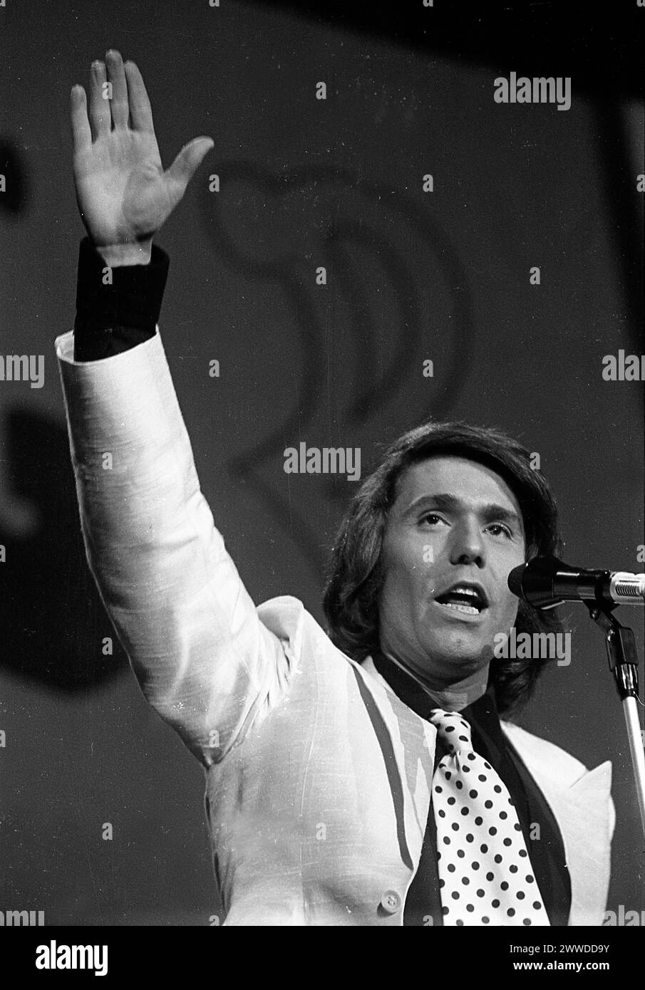 El popular cantante español Raphael (nacido en 1943 como Miguel Rafael Martos Sánchez), durante una actuación en Buenos Aires, Argentina, alrededor de los años 1970 Foto de stock