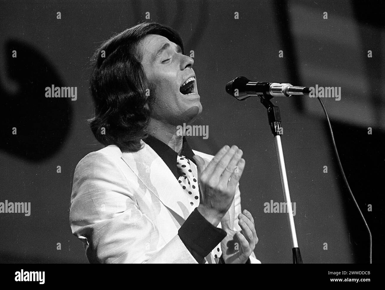 El popular cantante español Raphael (nacido en 1943 como Miguel Rafael Martos Sánchez), durante una actuación en Buenos Aires, Argentina, alrededor de los años 1970 Foto de stock