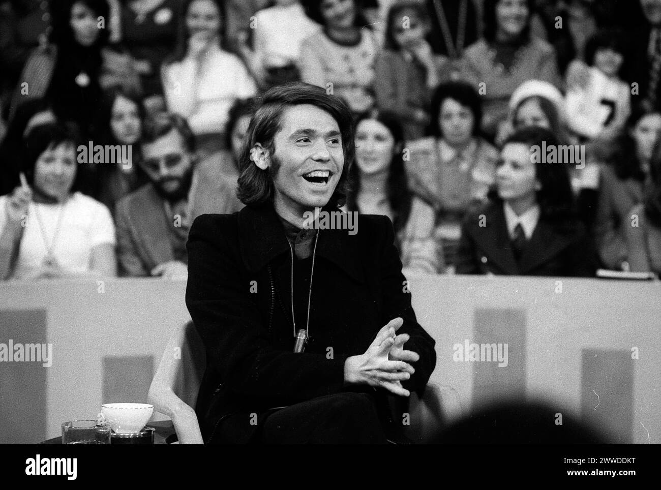 El popular cantante español Raphael (nacido en 1943 como Miguel Rafael Martos Sánchez), durante una actuación en Buenos Aires, Argentina, alrededor de los años 1970 Foto de stock