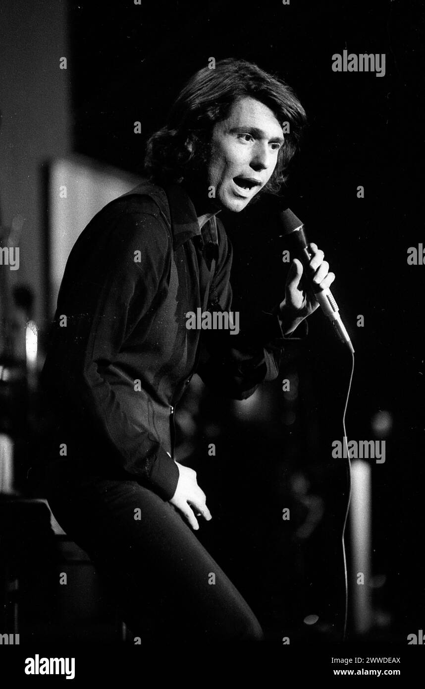 El popular cantante español Raphael (nacido en 1943 como Miguel Rafael Martos Sánchez), durante una actuación en Buenos Aires, Argentina, alrededor de los años 1970 Foto de stock