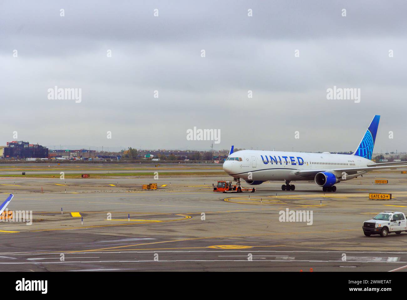 30 de octubre de 2023 EWR Newark NJ US United Airlines Airplane Taxis en pista después de aterrizar en el aeropuerto hasta la terminal Foto de stock