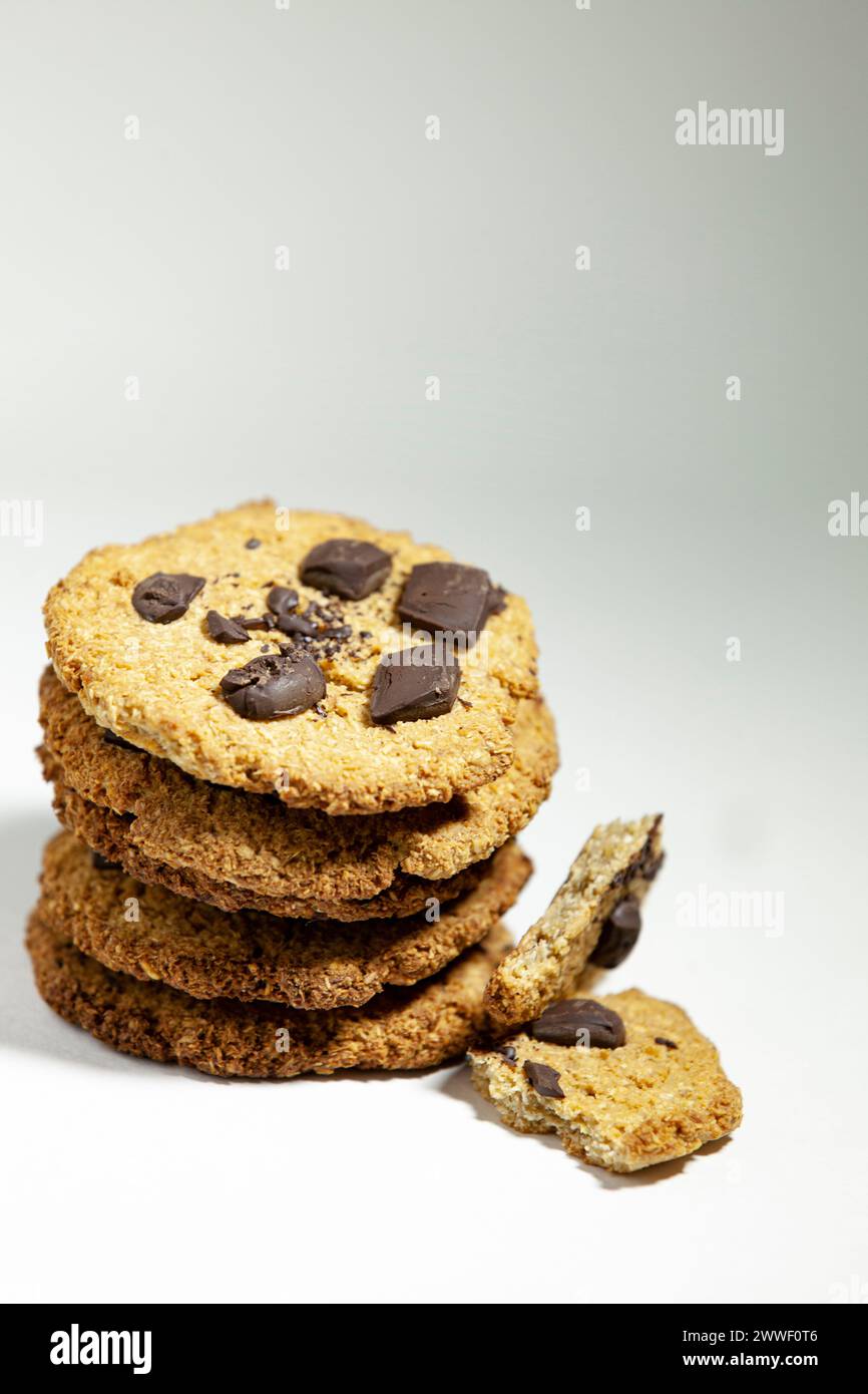 Galletas hechas a mano para un desayuno saludable. Galletas de avena caseras con chocolate negro. Foto vertical. Copiar espacio. Foto de stock