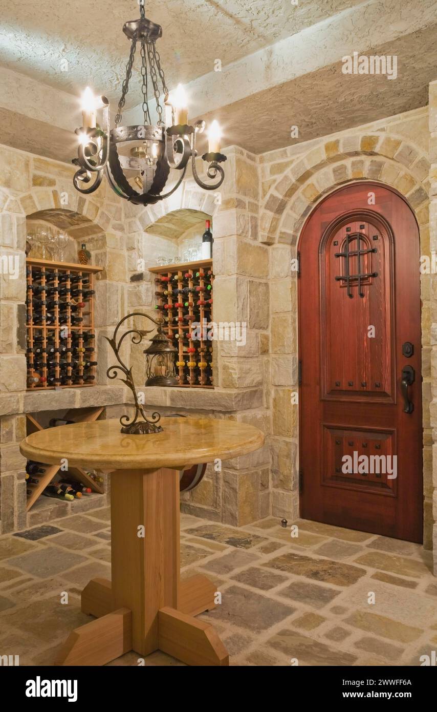 Bodega de vino de piedra cortada beige y bronceada de estilo medieval en el sótano dentro de una casa de estilo elegante, Quebec, Canadá Foto de stock