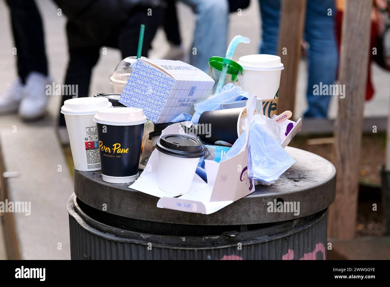 Düsseldorf 17.03.2024 Abfalleimer Mülleimer Abfall Ghüder Kehricht Mist Unrat Haltestelle Kaffeebecher Starbucks Kunststoffbecher Plastikbecher Plastikmüll Pappbecher Wohlstandsgesellschaft Mikroplastik Microplastik Café para ir a Pfandsystem Mehrweg-Pfandsystem Mehrwegverpackungen Mehrwegpflicht Cinnamood Zimtschnecken Kartonverpackung Pappschachtel Umweltschutz Pfandsystem Einwegpflicht Mehrwegpflicht Peter Pane Düsseldorf Nordrhein-Westfalen Deutschland *** Düsseldorf 17 03 2024 Lata de basura Lata de basura Lámina de basura Lámina de basura Basura Parar las tazas de café Starbucks p Foto de stock