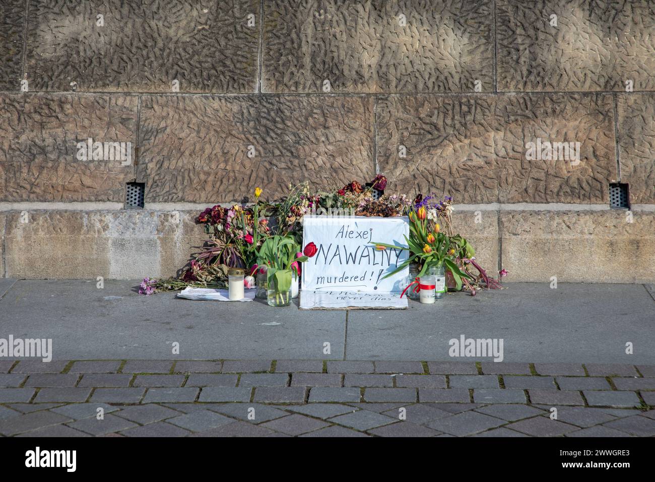 Potsdam, Alemania - 20 de marzo de 2024: La gente pasaba flores en St. La iglesia de Nicolás en Potsdam para el asesinado Alexej Nawalny. Foto de stock