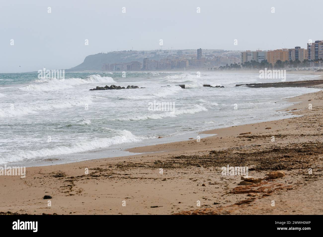 Paisaje marítimo con tormenta este en el Golfo de Alicante, España Foto de stock