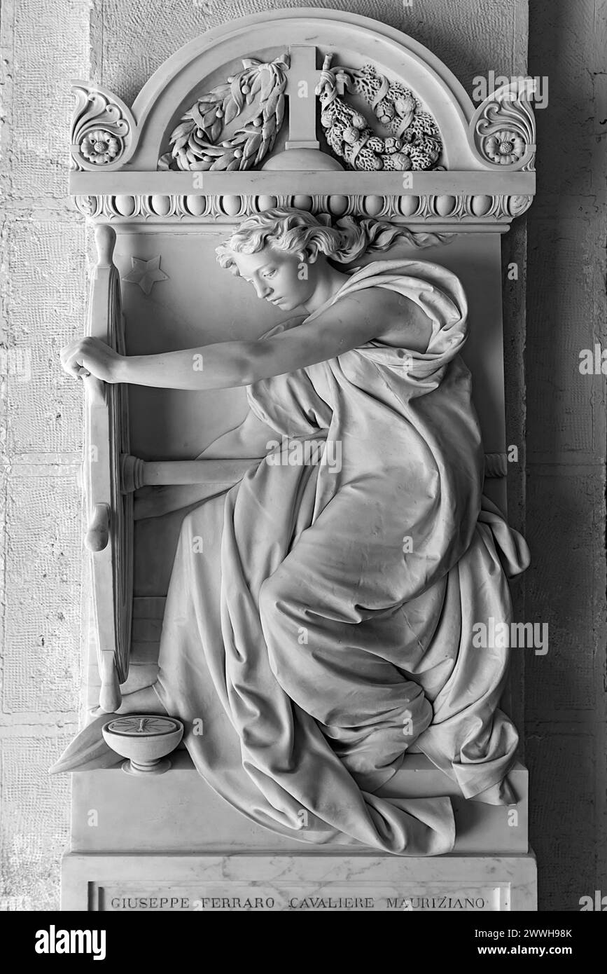 Escultura de una mujer con el volante de un barco, cementerio monumental, Cimitero monumentale di Staglieno), Génova, Italia Foto de stock