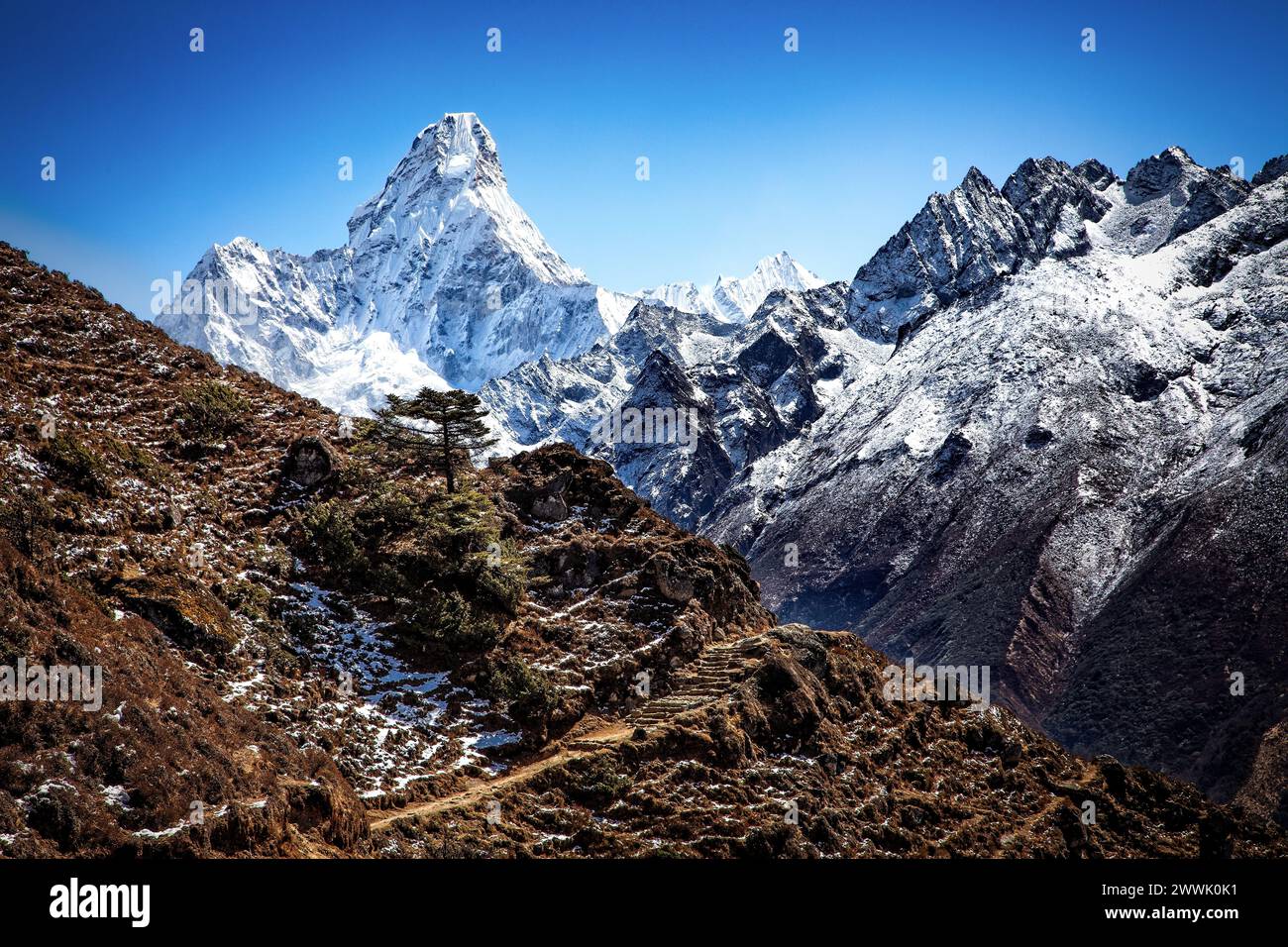 Ama Dablam domina el horizonte a lo largo del Monte. Everest Trek en Nepal. Foto de stock