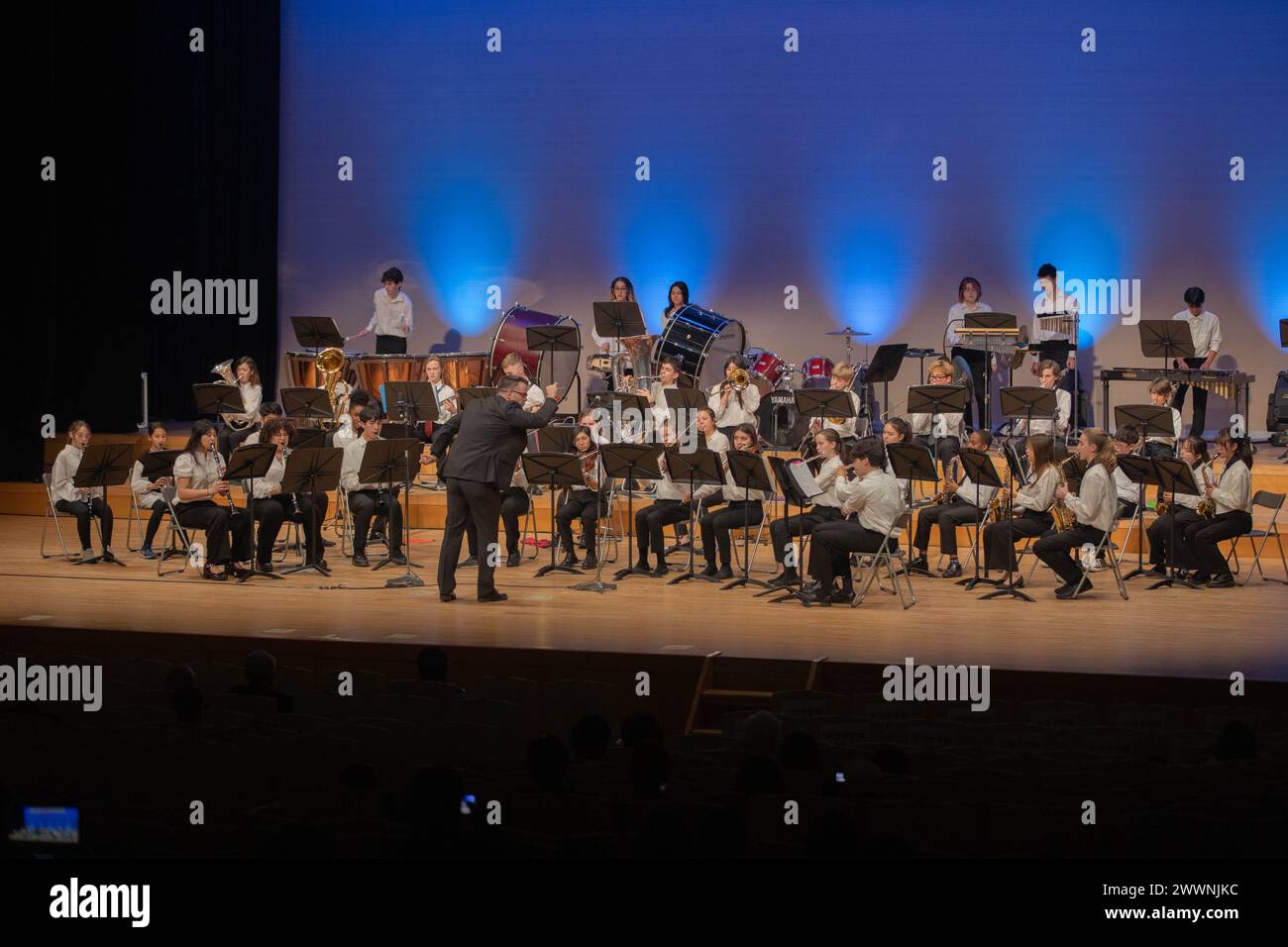 La Escuela Secundaria Iwakuni y la Escuela Secundaria Matthew C. Perry interpretan una canción en el Concierto de Amistad Iwakuni Estados Unidos-Japón 2024 en el Sinfonia Concert Hall, Iwakuni, Japón, 24 de febrero de 2024. El Concierto de Amistad Estados Unidos-Japón es un evento anual organizado por la Oficina de Defensa Chugoku-Shikoku que permite a estudiantes de diferentes culturas actuar y tener la oportunidad de construir una conexión a través de la música. Cuerpo de Marines Foto de stock