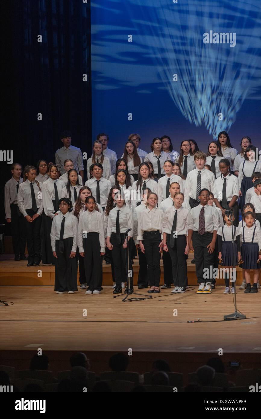 Estudiantes de la Escuela Primaria Waki Municipal, la Escuela Primaria Marifu Municipal Iwakuni, la Escuela Primaria Migama Municipal Suo-Oshima, la Escuela Secundaria Iwakuni y la Escuela Secundaria Matthew C. Perry, interpretan una canción en una actuación conjunta de coro durante el Concierto de Amistad Iwakuni Estados Unidos-Japón 2024 en el Salón de Conciertos Sinfonia, Iwakuni, Iwakuni, Japón, 24 de febrero de 2024. El Concierto de Amistad Estados Unidos-Japón es un evento anual organizado por la Oficina de Defensa Chugoku-Shikoku que permite a estudiantes de diferentes culturas actuar y tener la oportunidad de construir una conexión a través de la música. Cuerpo de Marines Foto de stock