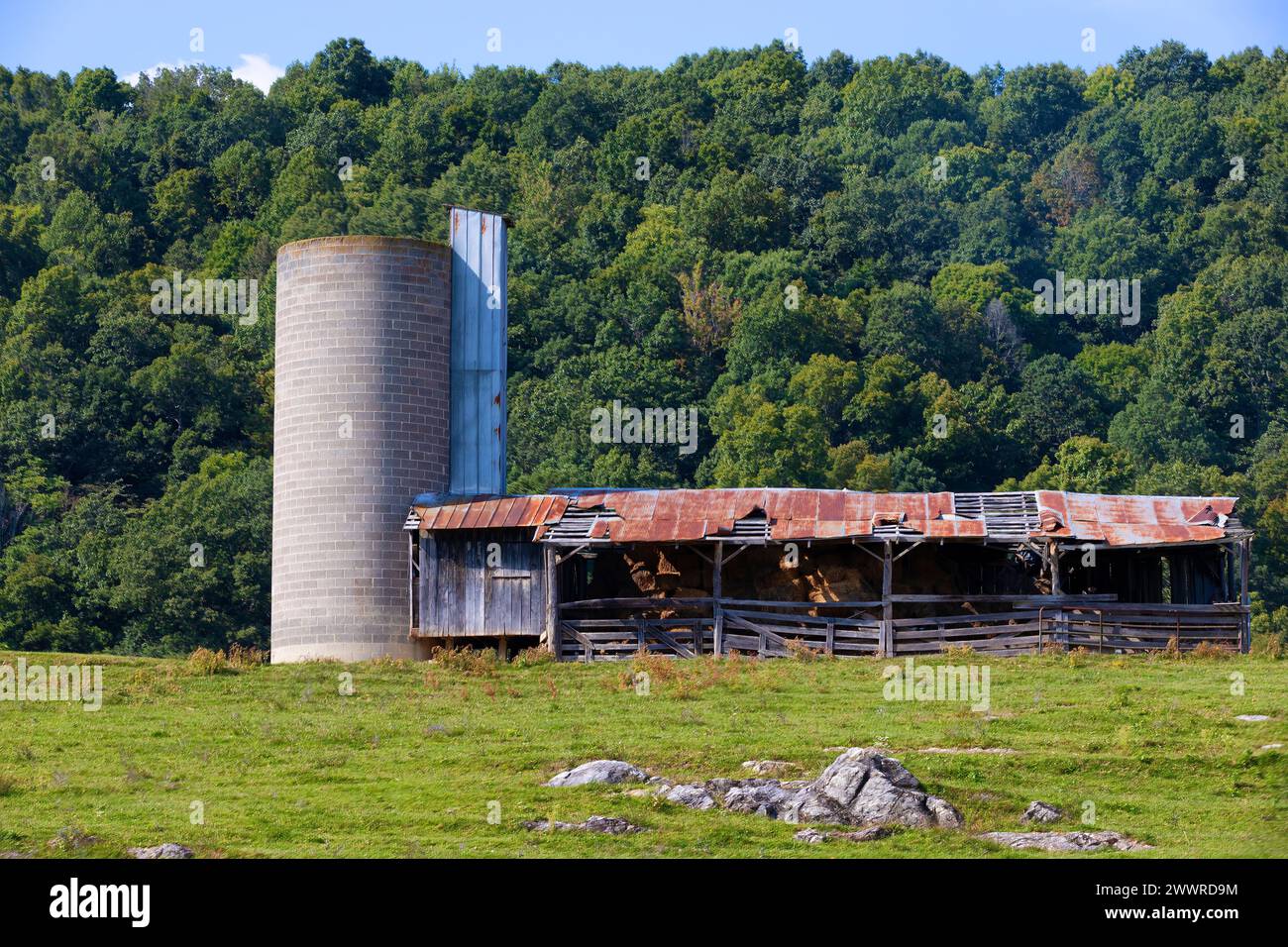 Edificio agrícola visto desde la autopista en la zona rural de Virginia, EE.UU. Foto de stock