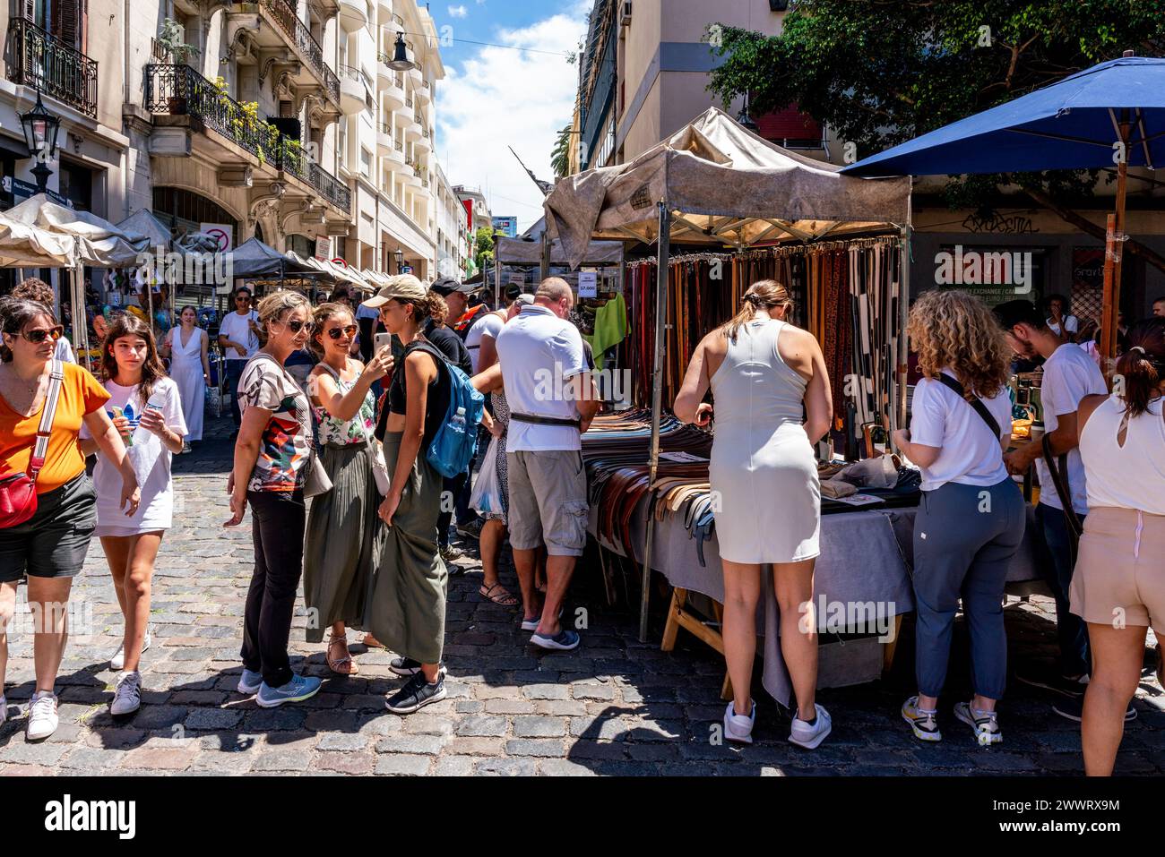 Turistas de compras en el Mercado Dominical de San Telmo, Buenos Aires, Argentina. Foto de stock