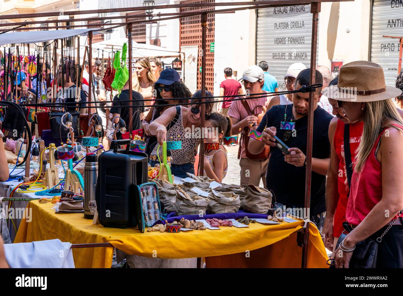 Turistas de compras en el Mercado Dominical de San Telmo, Buenos Aires, Argentina. Foto de stock