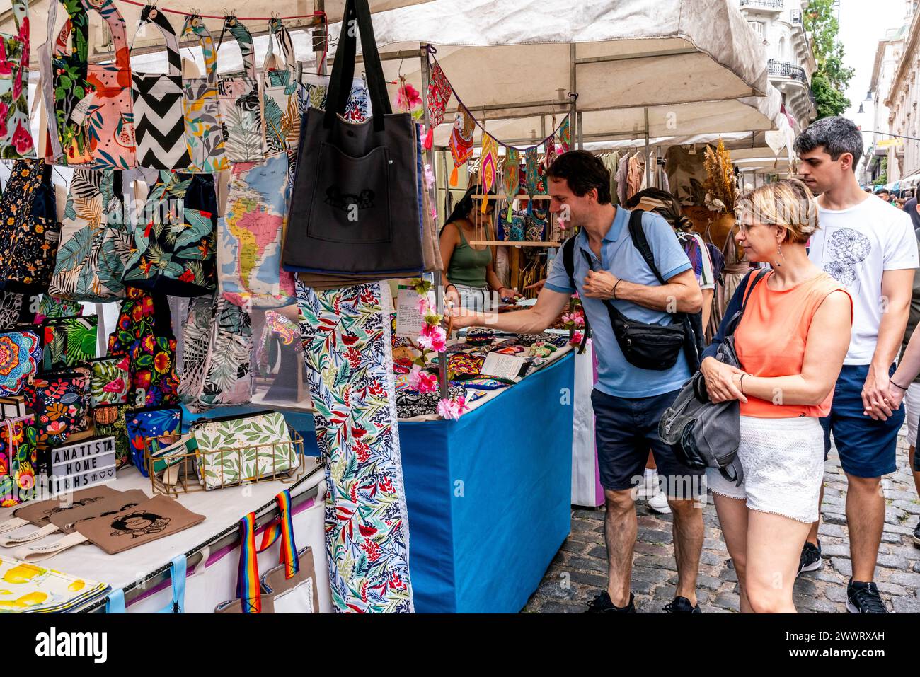 Turistas de compras en el Mercado Dominical de San Telmo, Buenos Aires, Argentina. Foto de stock