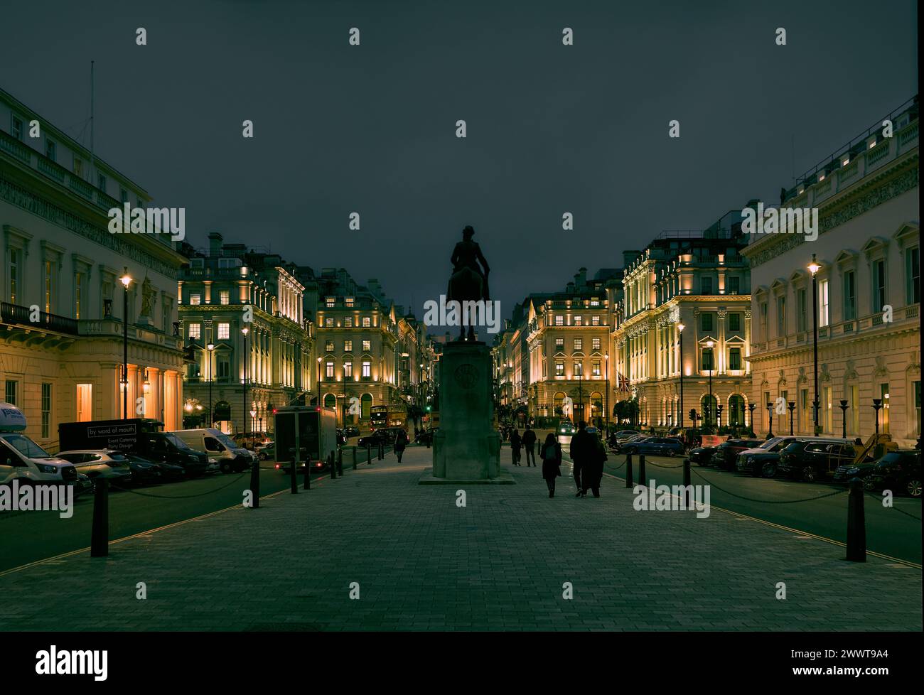 19 de marzo de 2024 - Londonuk: Vista nocturna con vistas a Waterloo Place y al Memorial de la Guerra de Crimea de los Guardias Foto de stock