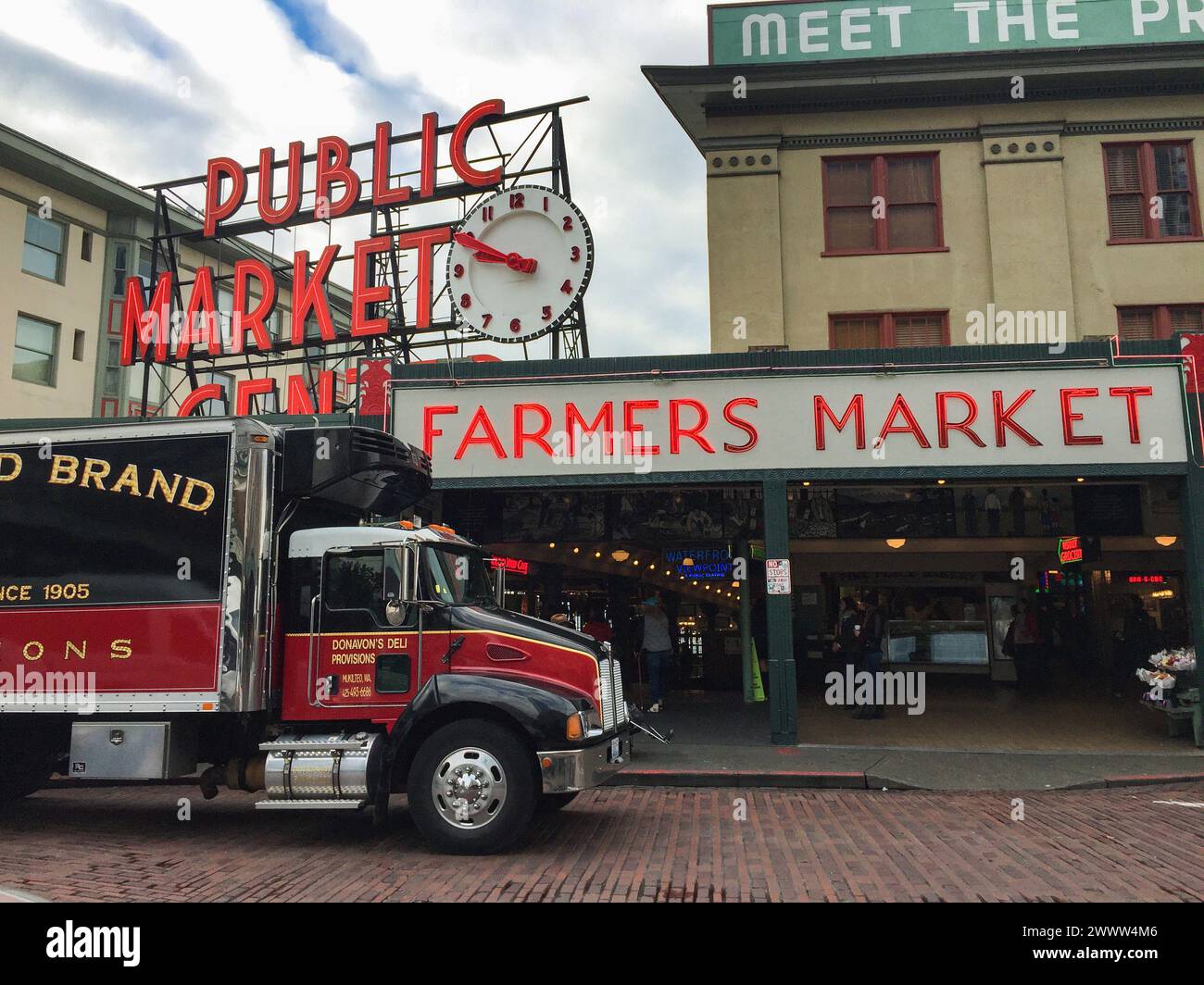 Pike Place Market, el mercado original de agricultores de Seattle en Seattle, estado de Washington, EE.UU Foto de stock
