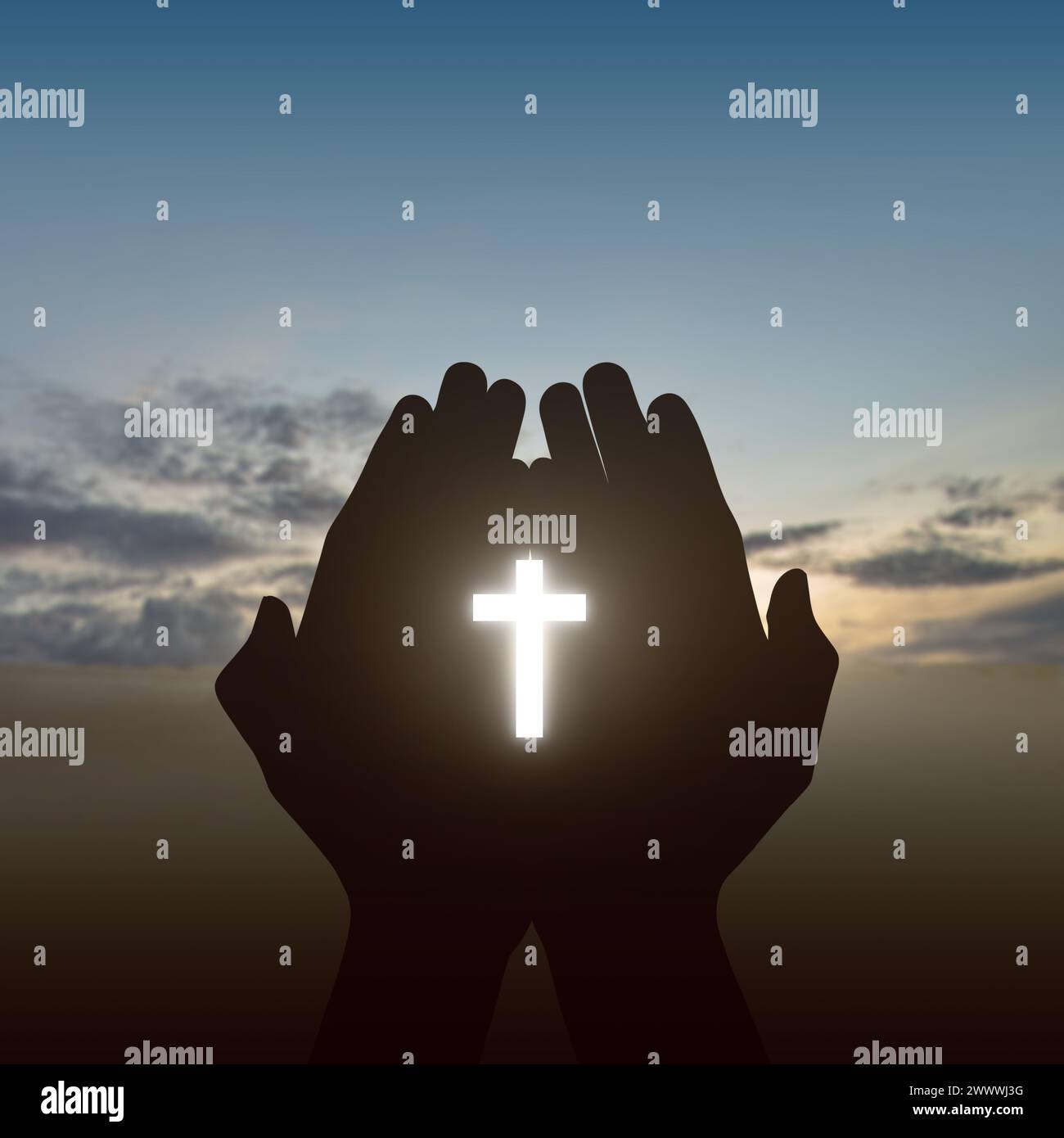 Hombre cristiano orando con las manos levantadas sobre un fondo de luz brillante. Concepto cristiano Foto de stock