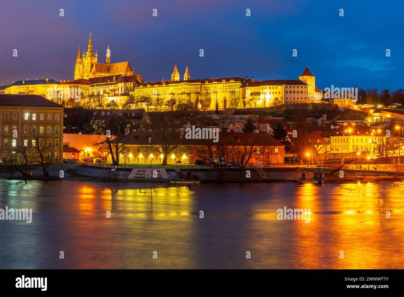 Palacio Lobkowicz y St. Catedral de Vitus por la noche, Praga, República Checa Foto de stock