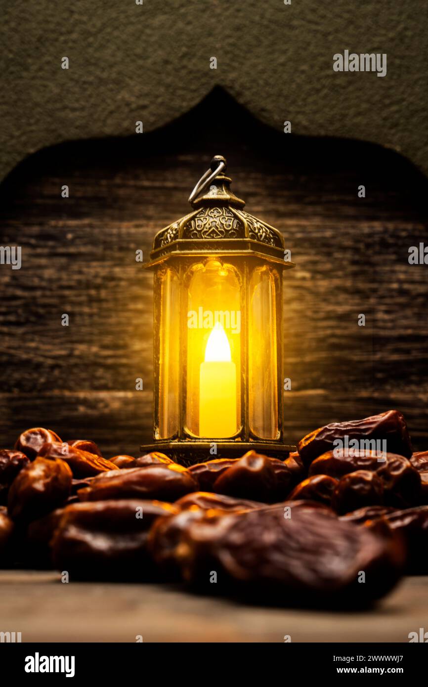 Linterna árabe y dátiles secos fruta para iftar en Ramadán en una mesa de madera Foto de stock