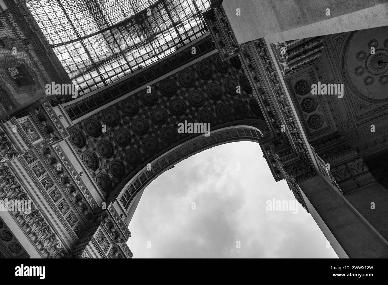 La Galleria Vittorio Emanuele II es la galería comercial activa más antigua de Italia y un importante punto de referencia de Milán. Nombre del primer rey de Italia. Foto de stock