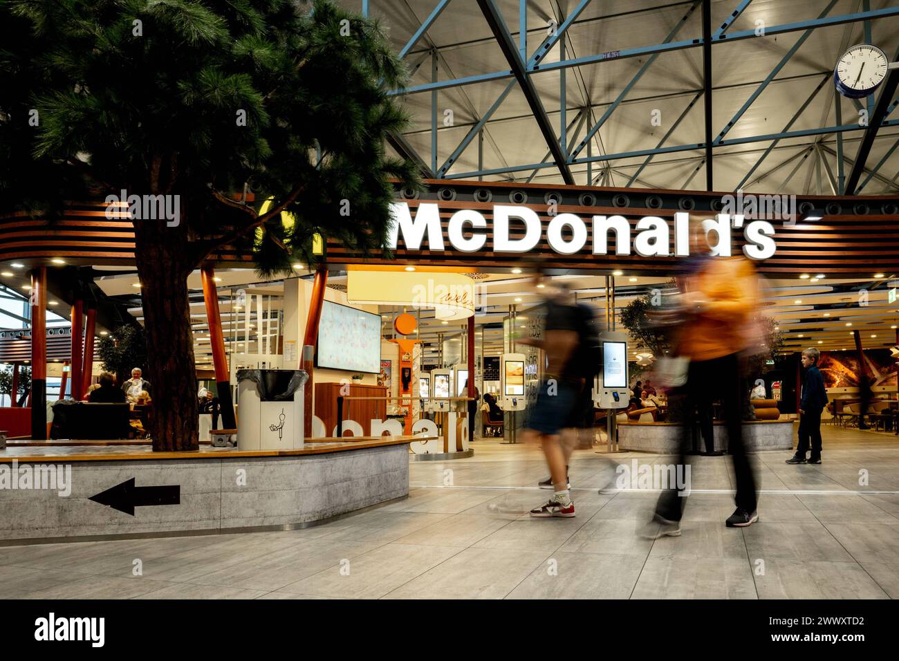 Eingangsbereich des McDonald s Restaurantes en Terminal 2, Frankfurter Flughafen 25.03.24