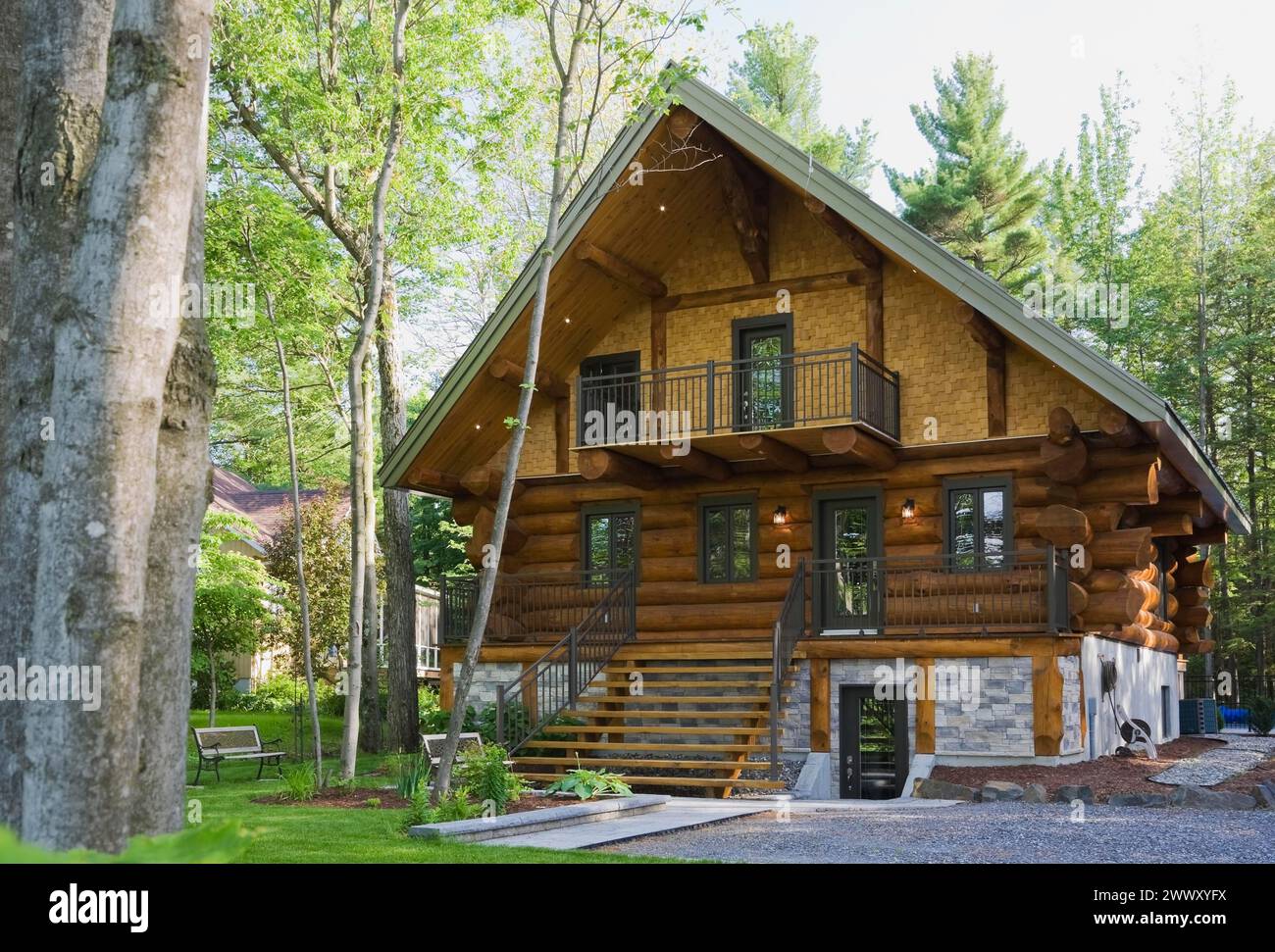 Lujosa casa de cabaña de dos pisos de estilo escandinavo a finales de la primavera, Quebec, Canadá Foto de stock