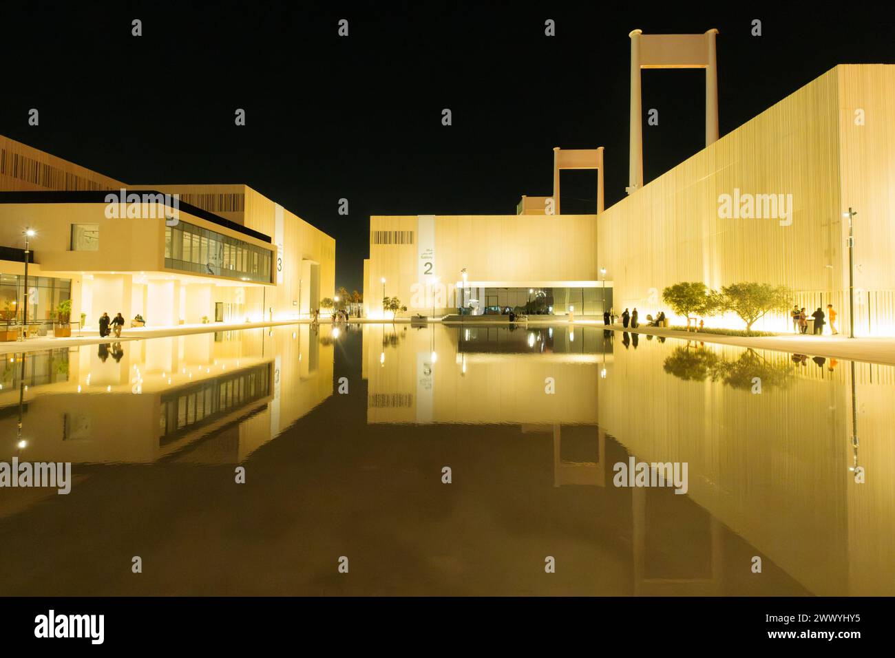 Vista nocturna de la brillante terminal occidental de hajj en jeddah durante la bienal de Artes islámicas, Arabia Saudita Foto de stock