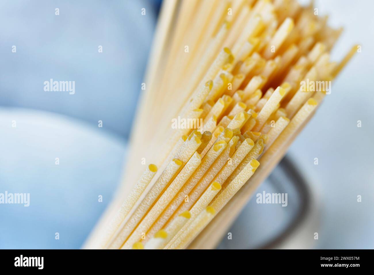Espaguetis de pasta seca en sartén, preparación de comida, comida italiana tradicional Foto de stock