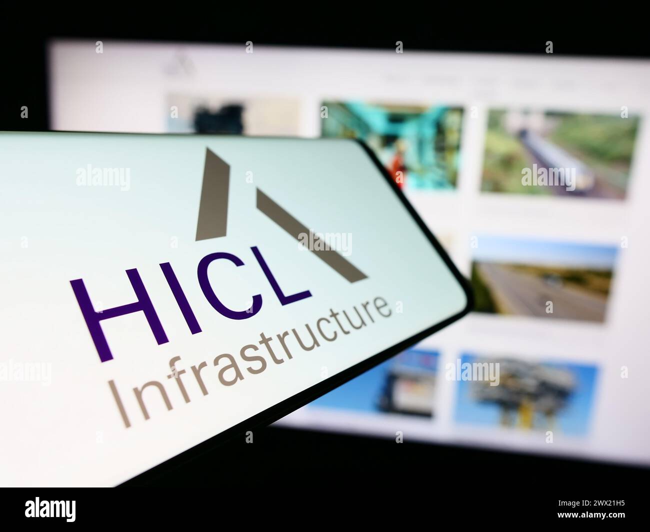 Smartphone con logotipo de la empresa de inversión británica HICL Infrastructure frente al sitio web del negocio. Enfoque a la izquierda de la pantalla del teléfono. Foto de stock