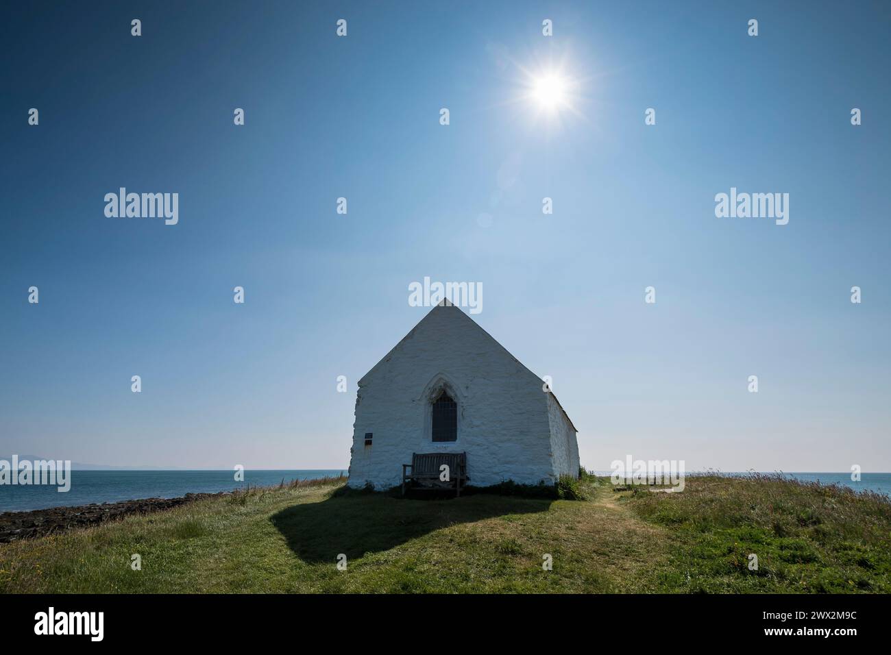 Iglesia de St Cwyfan Llangwyfan Aberffraw en Ynys Mon Anglesey Gwynedd North Wales Foto de stock