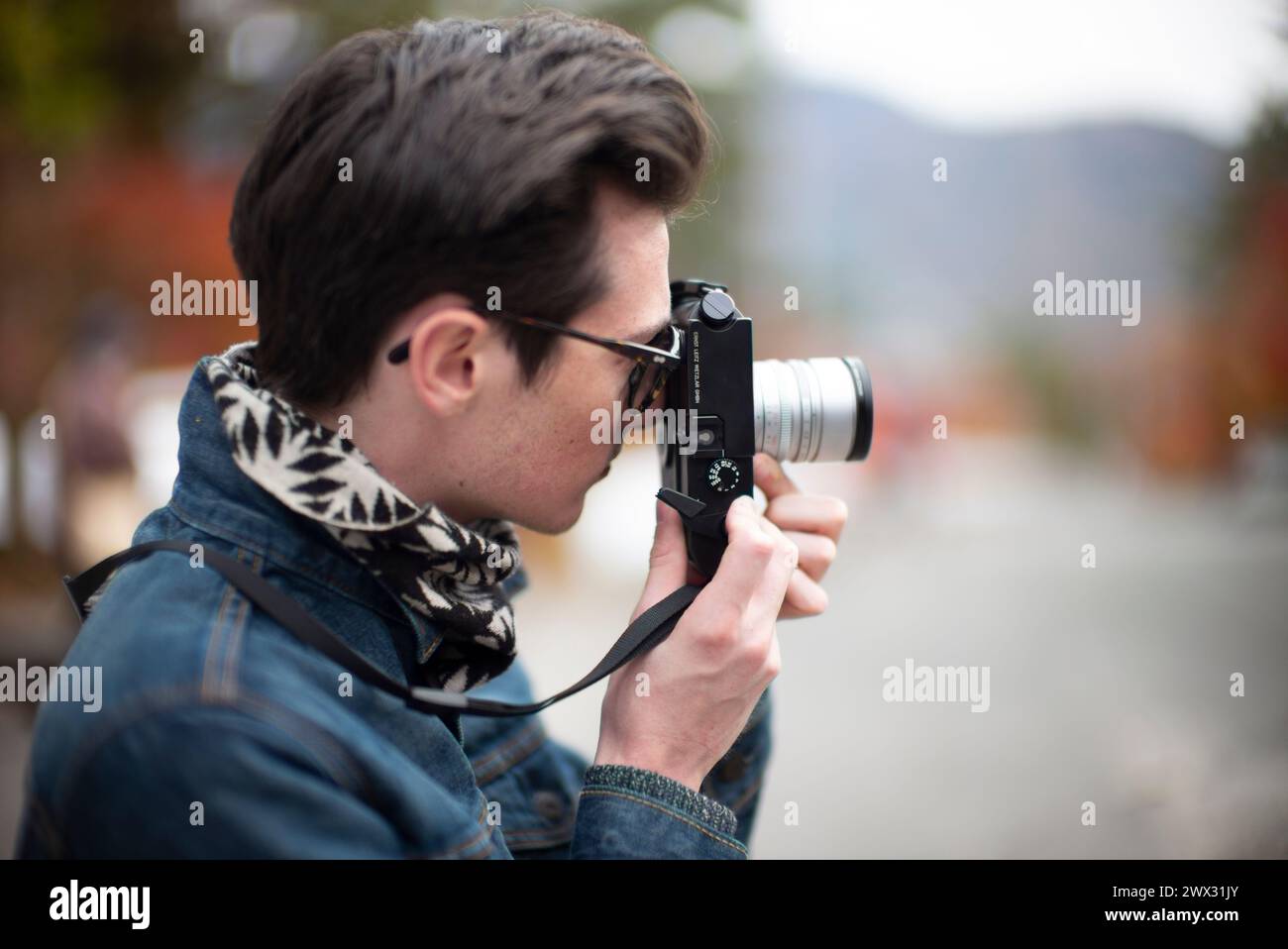 Un hombre joven con su cámara de cine Leica M6 en Japón. Foto de stock