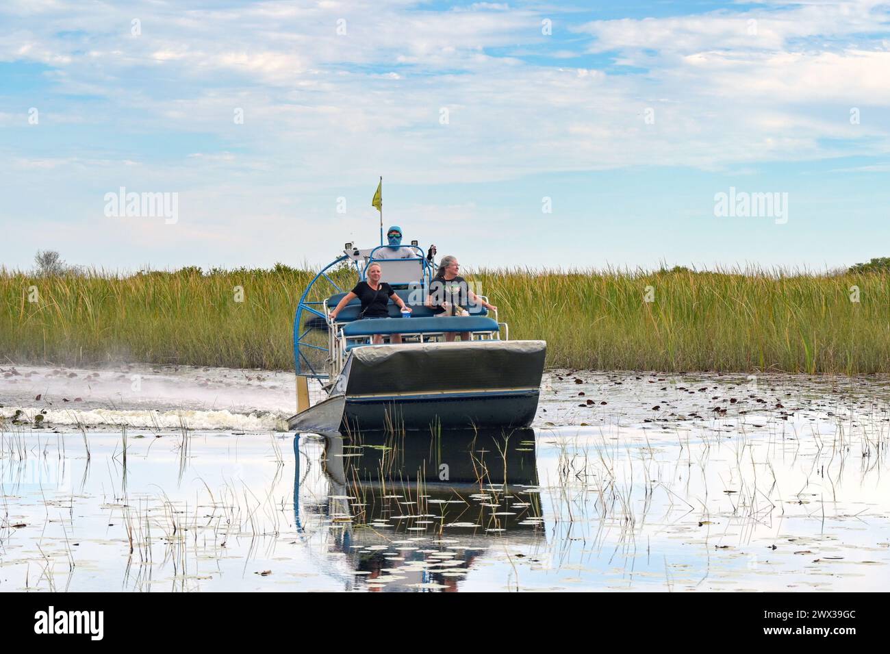 Parque Nacional Everglades, Florida, EE.UU. - 4 de diciembre de 2023: Turistas en un paseo en lancha a través del agua en el parque nacional del estado Foto de stock
