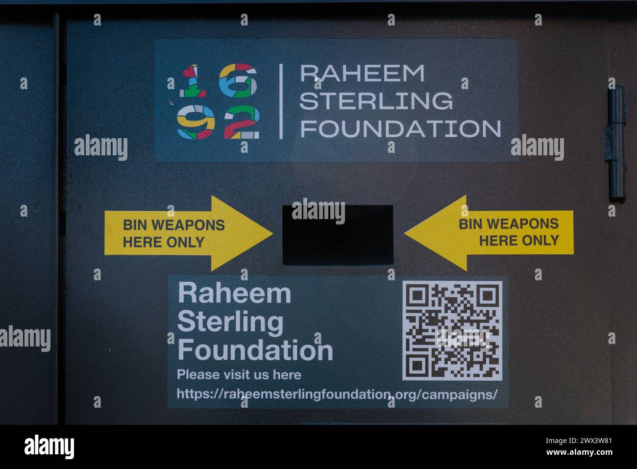 Cuchillo Amnistía Bin, Wembley, Brent, Reino Unido. 27 de marzo de 2024. Una iniciativa de una organización benéfica creada por el futbolista inglés Raheem Sterling ha instalado siete cubos de amnistía de cuchillos en Brent. El proyecto, destinado a proporcionar un lugar seguro y anónimo para deshacerse de los cuchillos, así como información sobre oportunidades de educación, empleo y movilidad social, es una asociación entre la Fundación Raheem Sterling y Word 4 Weapons, una organización benéfica líder en la entrega de armas. Uno de los contenedores, cerca del estadio Wembley, está cerca de donde Raheem Sterling asistió a la Escuela Copland, ahora Academia Ark Elvin. Foto: Amanda Rose/Alamy Live News Foto de stock