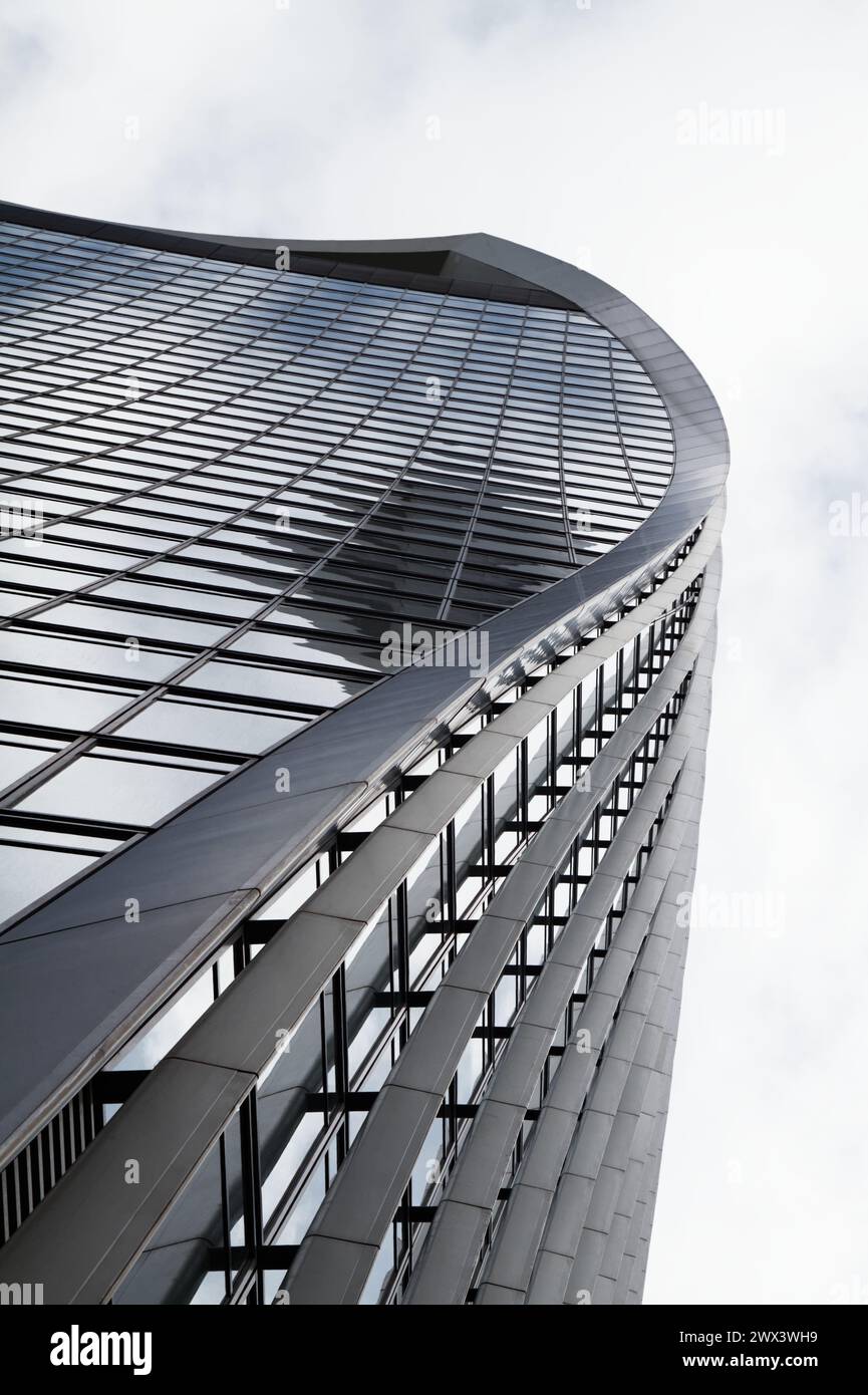 Mirando hacia arriba el lado del Walkie Talkie, 20 Fenchurch Street, rascacielos de la oficina que muestra su curvatura, ciudad de Londres Reino Unido Foto de stock